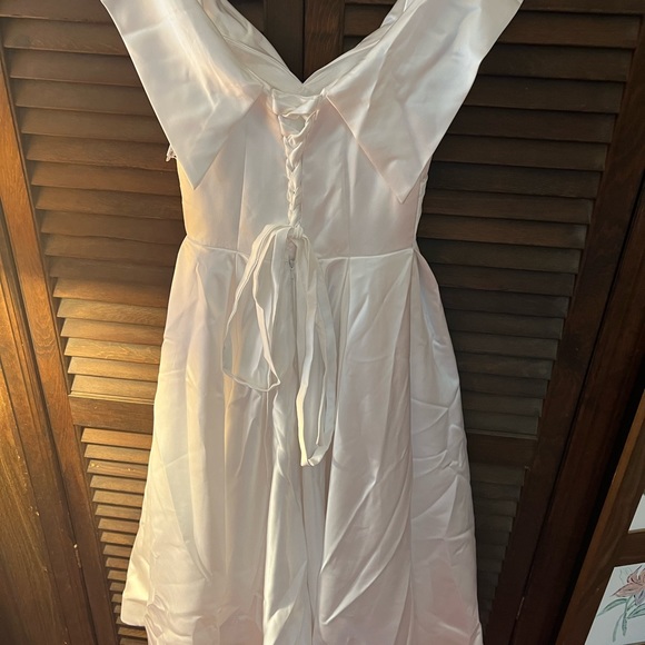 New with tags! 1950s style wedding dress size small - Picture 4 of 5